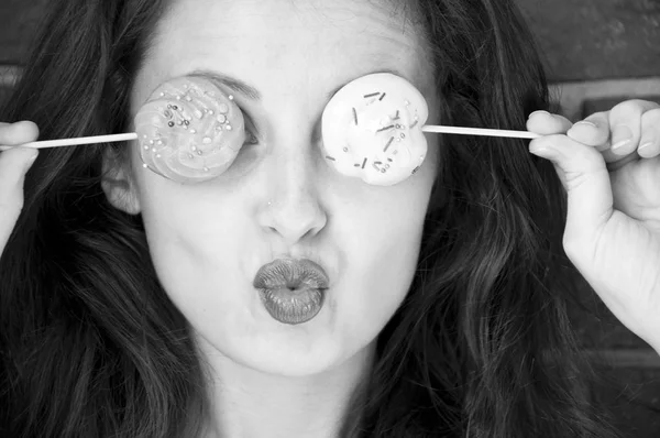 High Fashion Model Kobieta Stwarzające Studio Beza Lollipop Okulary Przeciwsłoneczne — Zdjęcie stockowe