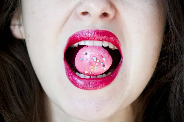 Vista Cerca Los Labios Femeninos Con Dulce Merengue Espolvorea Maquillaje —  Fotos de Stock