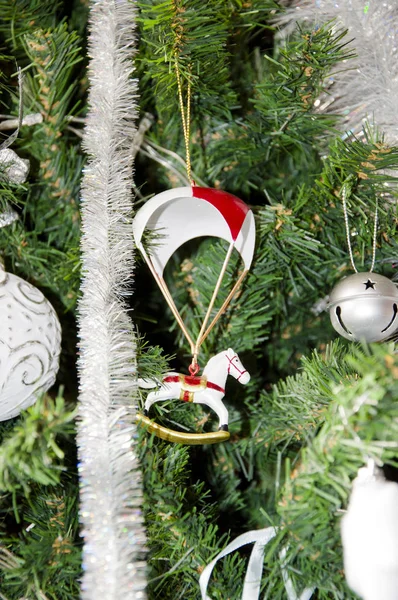 Scena Świąteczna Dekorowaną Choinką Prezenty Listy Świąteczne Nowy Rok Drzewo — Zdjęcie stockowe