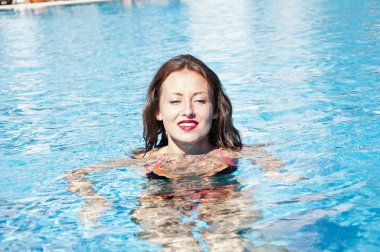 Yüzme havuzundaki seksi kadın. karayip denizi. Uyuşturucu. Havuzda spa. Kırmızı dudaklı ve ıslak saçlı seksi kız. Miami sahili güneşli. Swag. Yaz tatili ve Maldivler'e seyahat. uzun saçlı ıslak kız.