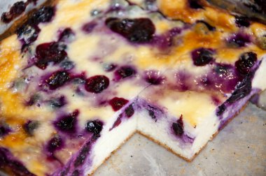 yaban mersini ya da Frenk üzümü berry pie güveç ya da süzme peynir veya lor günlük ürün, closeup puding pişmiş taze kesilmiş cheesecake