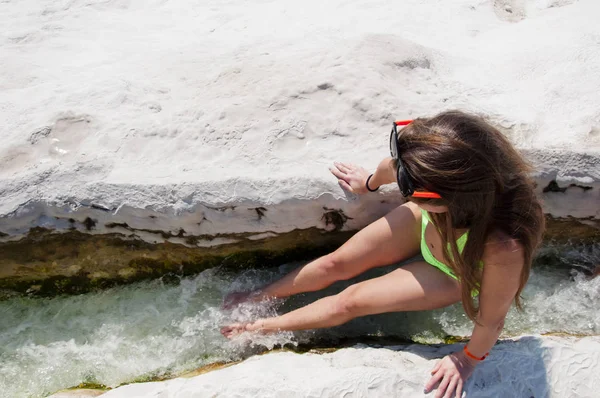 Zażywają Kąpieli Słony Brzegu Morza Martwego Seksowna Dziewczyna Bawełniany Zamek — Zdjęcie stockowe