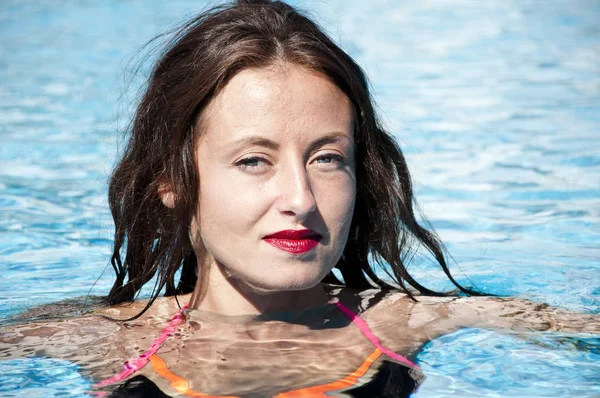 몰디브 마이애미 비치는 카리브해 수영장에서 입술과 머리를 수영장에서 여자입니다 진정한 — 스톡 사진