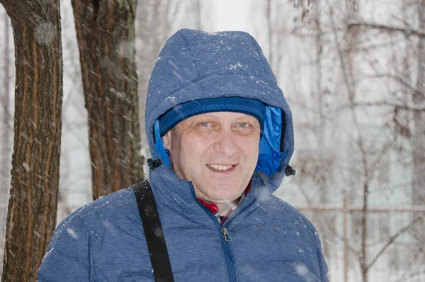 Hombre Sonriente Guapo Chaqueta Invierno Azul Con Capucha Sombrero Nevado —  Fotos de Stock