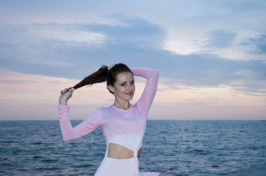 günbatımı gökyüzü. Beach. yaz plaj deniz suyu şehvetli kadın ile günbatımı veya gündoğumu doğa