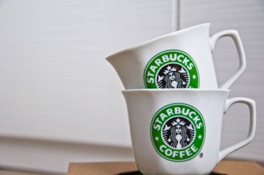 Kiev, Ukrayna - 16 Şubat 2016: İki parlak şirket beyaz seramik bardak şık yuvarlak yeşil logolu Starbucks kahvesi corporation Anmalık kutular
