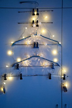 moda ışıklı lamba aydınlatma beyaz arka plan üzerinde ile kutlama dekoratif çelenk ile Noel veya xmas ağacı üzerinde şeklinde raf dolap askı alışveriş