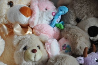 Birçok oyuncağın geçmişi. çocukluk mutluluğu. Oyuncakçı konsepti. En iyi Sevgililer Günü hediyesi. Doğum günü hediyesi. Yatak odası çocuk konsepti.