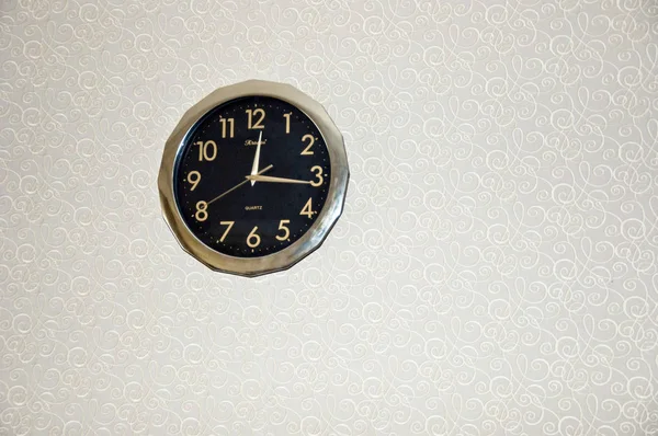 特写镜头的 Oen 大圆形老式时钟黑色和镀金颜色挂在米色的墙壁室内没有人 复制空间 — 图库照片