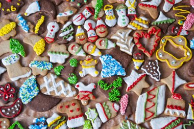 Yeni yıl için pek çok lezzetli Noel 'in ya da xmas bisküvilerinin ya da kurabiyelerin karışımı beyaz jöle ve kremayla zencefilli fırında pişirilmiş lezzetli pastaların üzerine renklendirici serpiştirilmiş farklı şekillerde gıda arka planı olarak dekore edilmiş