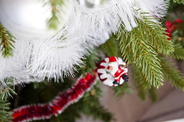 Schönes Dekoratives Weihnachts Oder Neujahrsspielzeug Auf Grünem Tannenbaum Bei Der — Stockfoto