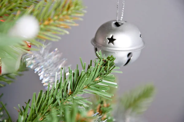 Schöne Dekorative Weihnachten Oder Neujahr Kugel Glocke Silber Farbe Auf — Stockfoto