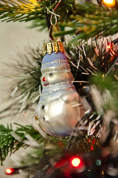 Schöne Dekorative Weihnachten Oder Neujahr Schneemann Blaue Farbe Auf Grüne — Stockfoto