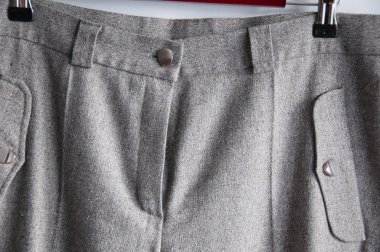 güzel tekstil kumaş veya bez şık arka plan olarak, portre renk gri. kadın pantolon düğmesi ile bir parçası