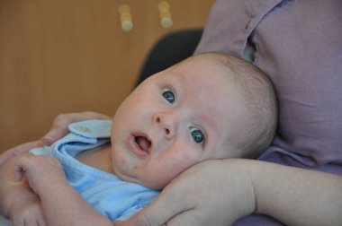 Mutlu küçük çocuğun portresi. Çocuk günü. Anneler günü. Çocuk Bakımı ve aile. Aşk. Yeni yaşam ve bebek doğumu. İyi ebeveynlik. Tatlı küçük bebek. Minik el.