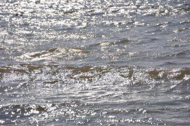 Güzel mavi su yüzeyi güneş parlama ile arka plan doku olarak