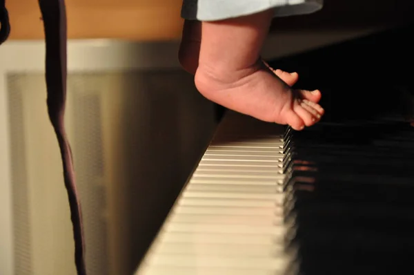 Electronic Piano Cute Baby Feet Barefoot — Stock Photo, Image