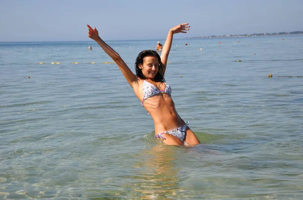 Yougn Sexy Sonriente Mujer Cayendo Agua Mar Soleado Día Verano — Foto de Stock