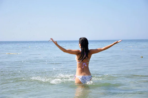 リゾートにおける海水中の日当たりの良い夏の日を楽しんで戻って立ってセクシーなスリムなボディを持つ Yougn — ストック写真