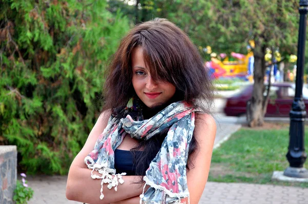 Jeune Femme Souriante Châle Été Avec Motif Floral Cheveux Bruns — Photo