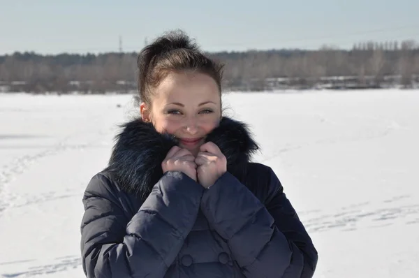 Hübsche Junge Brünette Mädchen Blauem Wintermantel Mit Fell Sonnig Kalten — Stockfoto