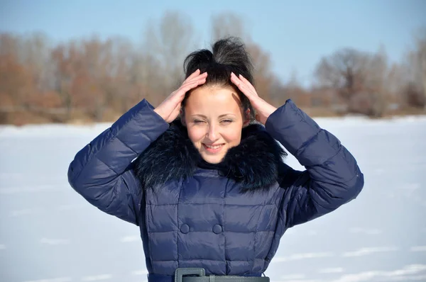 Graziosa Giovane Ragazza Bruna Blu Cappotto Invernale Con Pelliccia Soleggiata — Foto Stock