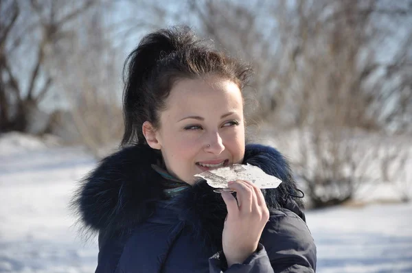 Graziosa Giovane Ragazza Bruna Cappotto Invernale Blu Con Pelliccia Mano — Foto Stock