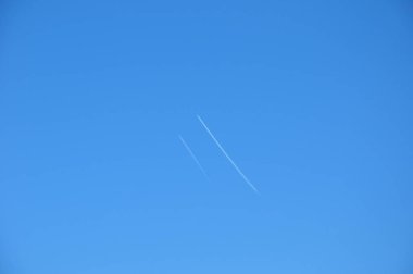 fliying uçak açık beyaz duman yollar ile güneşli mavi açık gökyüzü