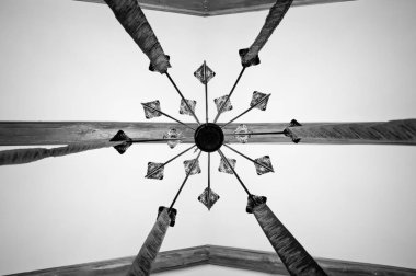 Tavanda usta. Tavan asılı dekoratif lamba. Eski tavan. Ahşap kiriş tavan. Klasik havai iç yüzey. Vintage veya Retro iç tasarım. Mimari yapı, siyah-beyaz.