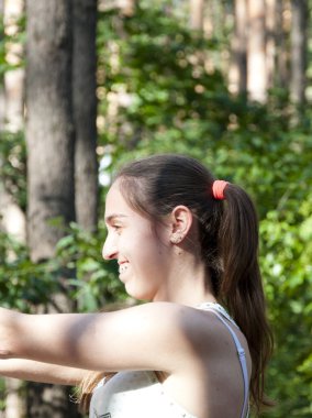 Yaz tatili ve tatil. Ormanda kız açık. Aktivite ve enerji. Yaz doğasında kadın. Güzellik ve gençlik.