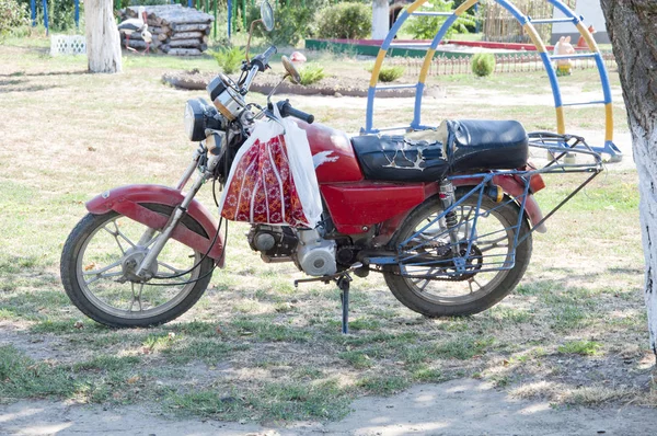 Cherson Ucrania Agosto 2016 Rojo Viejo Estacionamiento Motos Hierba Verano — Foto de Stock