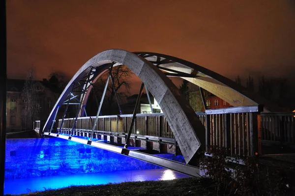 Krásný Osvětlený Stavba Mostu Večer Modrou Vodou Noční Pohled Obloukovité — Stock fotografie