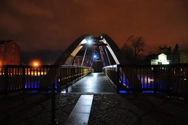 美丽的照明建设的桥梁在晚上与蓝色的水 弧形桥梁的夜景 — 图库照片