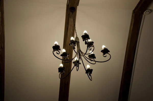 観賞用ライトです 電球が天井からぶら下がっています 古いシーリング ランプ ビンテージ アンティーク シャンデリア レトロなスタイルの照明器具 クラシックなオーバーヘッド インテリア — ストック写真