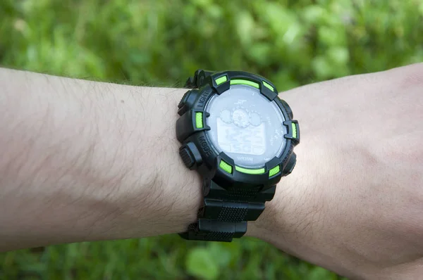 Czas Jest Życie Cyfrowy Zegarek Męskiej Dłoni Inteligentny Zegarek Naturalne — Zdjęcie stockowe