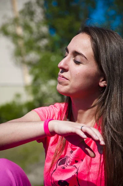 Junge Sexy Lächelnde Frau Oder Mädchen Mit Hübschem Niedlichen Gesicht — Stockfoto