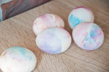 Mutlu Paskalya. Doğal boya. Yumurta avı. Geleneksel yemek pişirme. Boyalı yumurta. DIY ve el yapımı. Paskalya yumurtası. Mermer kabuğu. Bahar tatili hazırlığı. Paskalya hakkında mutlu. Hoş bir bahar günü