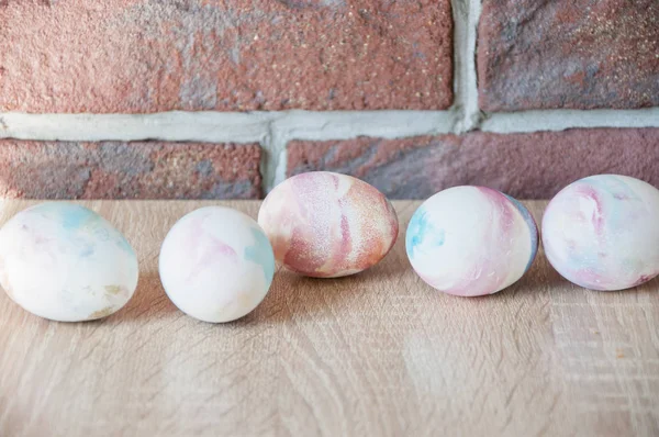 Spring holiday preparation. Happy easter. natural dye. Easter egg. Marble shell. Painted eggs. DIY and handmade. Egg hunt. Traditional food cooking. Collecting Easter eggs. Easter vibes — Stock Photo, Image