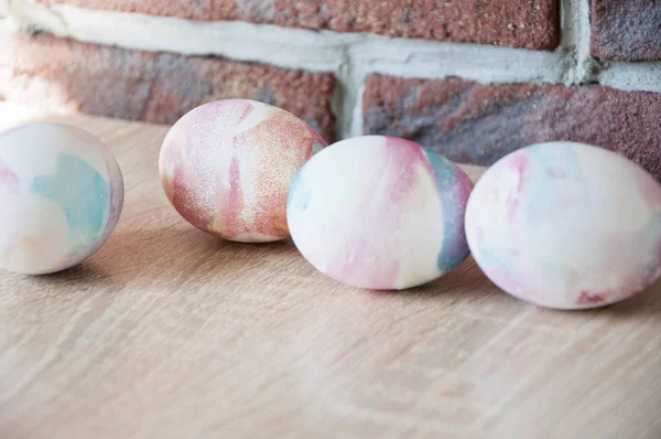 Painted eggs. DIY and handmade. Spring holiday preparation. Happy easter. natural dye. Egg hunt. Traditional food cooking. Easter egg. Marble shell. Easter dinner. Which one do you want. Easter nest — Stock Photo, Image