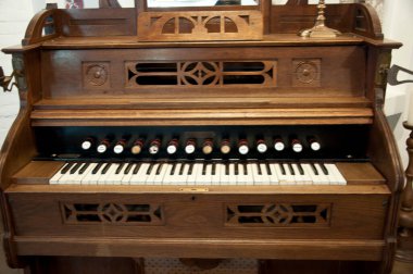 Klavyeli ve kontrollü eski Amerikan Organı CY harmonyum. Uyum uzmanı. Otantik müzik. Tarihi antika müzik aleti. Oda orkestrası. Satılık yenilenmemiş araç.