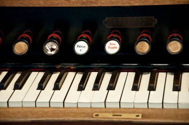 Harmonyum. Antika Pedal Organı Pompala. Hıristiyan detayı - kilisede organ. Kilisedeki antika organ. Radomyshl. Bas bağlantı kontrolünü gösteren klasik pedal organı.