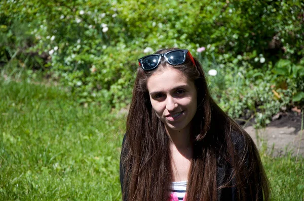 Mensch Und Natur Mädchen Mit Brille Freien Sonniges Sommerwetter Mädchen — Stockfoto