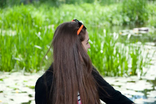 Fata Păr Lung Care Uită Aer Liber Natura Primăverii Floare — Fotografie, imagine de stoc