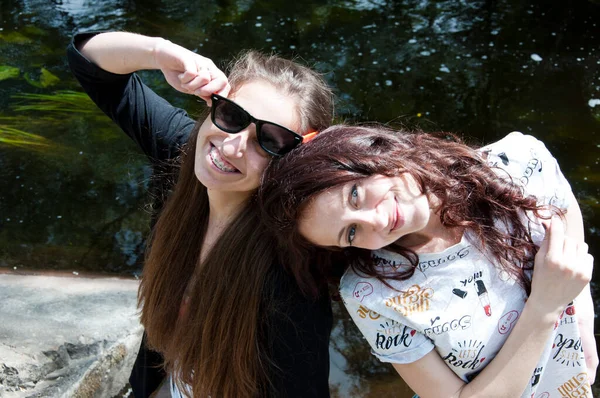 Happy Girls Relax Stony Coast Lake River Water Pond Beautiful — Stock Photo, Image