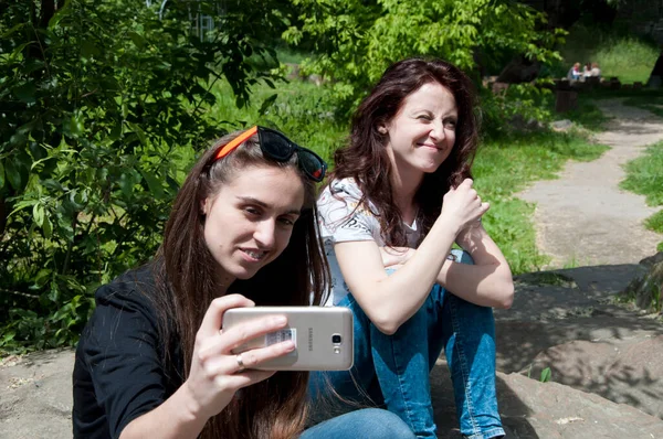 Friendship Girls Friends Making Selfie Mobile Phone Smartphone Selfie Relax — Stock Photo, Image