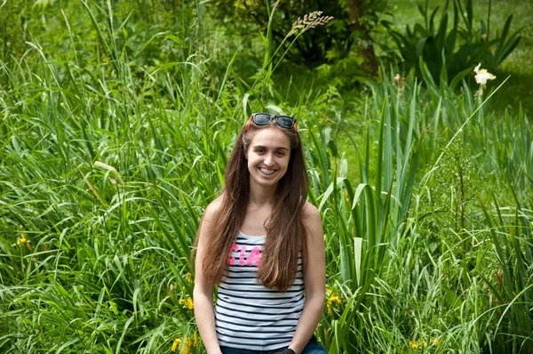 Menina Feliz Com Cabelos Longos Óculos Sol Mulher Sorridente Entre — Fotografia de Stock