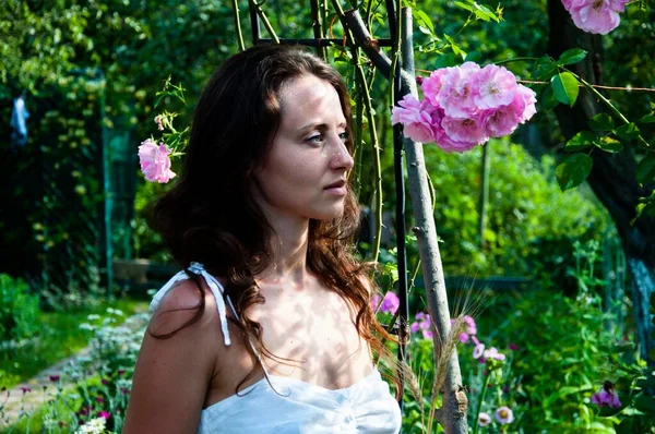 Valentines Day Loving Girl Girl White Dress Pink Rose Petals — Stock Photo, Image