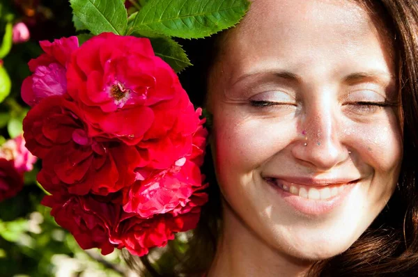 Menina Bonita Com Flores Rosa Cara Mulher Modelo Beleza Pele — Fotografia de Stock