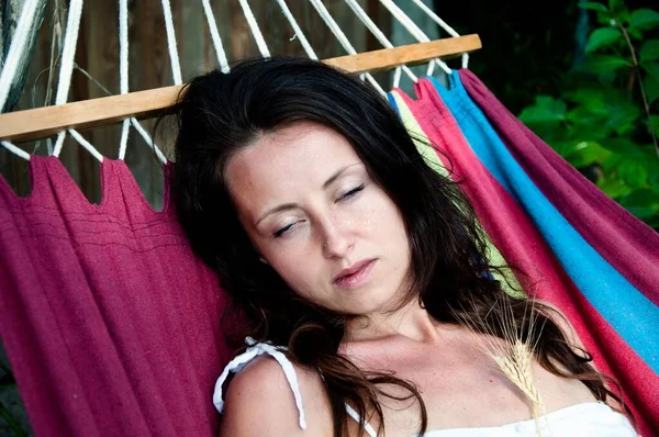 Belle Femme Dormir Dans Hamac Est Heure Détendre Reposer Dans — Photo