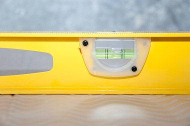 Döner kapsüllü ruh seviyesi. Onarım ve inşaatta kullanılan ölçüm aletleri. Supaslar. Ölçüm aleti. Metal profil çizgisi üzerinde inşaat aracı. Denge aleti. kabarcık seviyesi aracı.